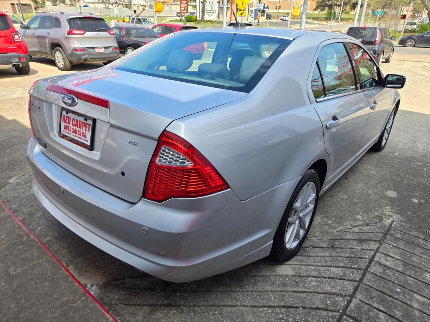 2011 SILVER Ford Fusion (3FAHP0HA6BR) with an 2.5L I4 F DOHC 16V engine, Automatic transmission, located at 503 West Court, Seguin, TX, 78155, (830) 379-3373, 29.568621, -97.969803 - Photo#2